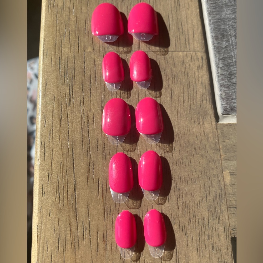 10 press on nails💅🏽🩷